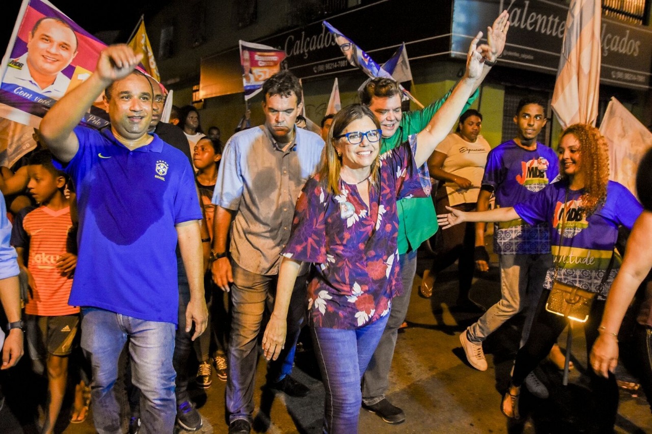 Roberto Costa e Roseana Sarney arrastam multidão, durante caminhada  na Vila Nova