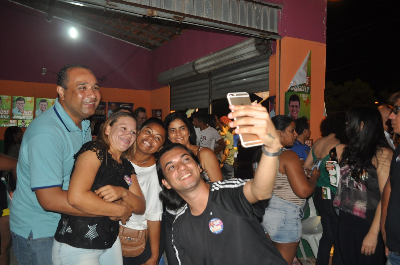 Roberto Costa recebe carinho dos moradores do São Raimundo em inauguração de comitês