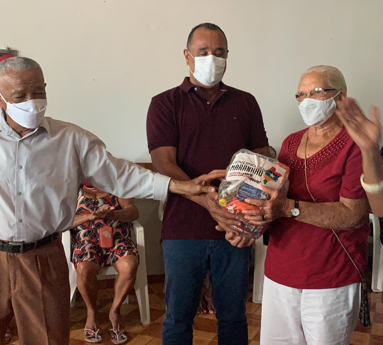 Deputado Roberto Costa e Prefeito Padre William fazem entrega de cestas básicas às famílias de Alcântara